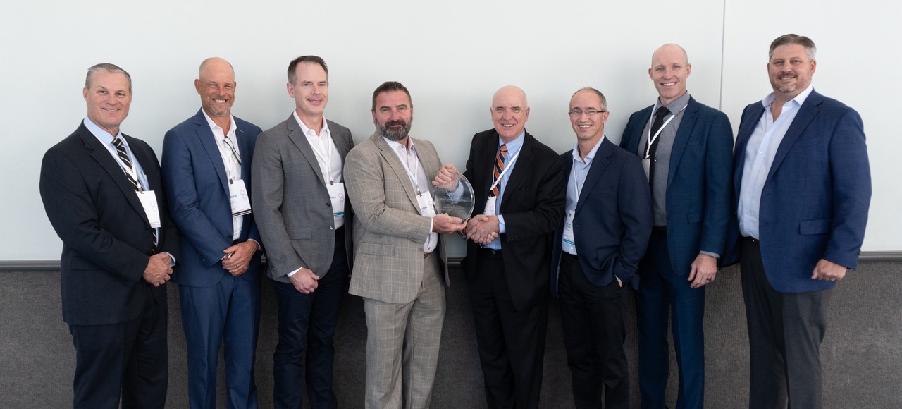 HAPPE Spine team receiving the best spine technology award